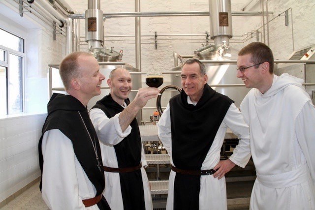 Fire munker står i ølbryggeriet sitt